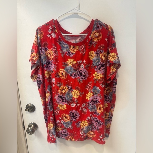 torrid Tops - Torrid classic fit Floral Red T-Shirt size 3 / 3XL